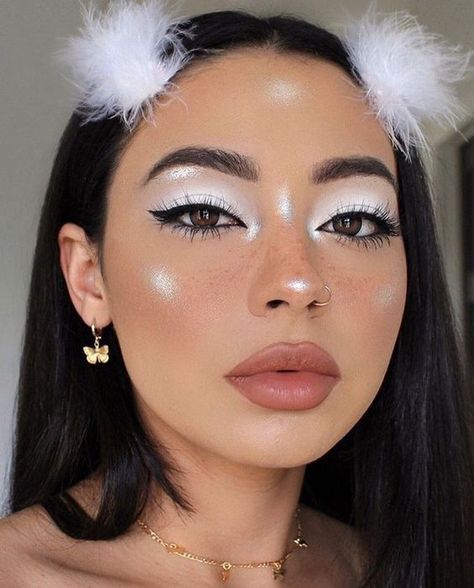 The best makeup for round faces White Makeup Looks, Dark Angel Makeup, Angel Halloween Makeup, White Eye Makeup, Angel Halloween Costumes, Halloweenský Makeup, Angel Makeup, Round Face Makeup, Cute Halloween Makeup