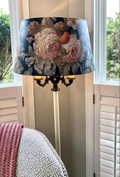 DIY Lampshade Makeover - Weathered Wings Painting Lamp Shades Diy, Lamp Shade Makeover Ideas, Diy Lamp Shade Makeover, Decoupage Lampshade, Lamp Shade Makeover, Lampshades Diy, Floor Lamp Makeover, Diy Lampshade Makeover, Diy Art Projects Canvas