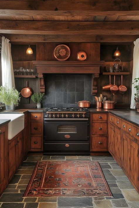 American Rustic Decor, Antique Kitchen Design, Colonial American Decor, Early American Home Decor, Traditional European Kitchen, Early American Interiors, Wood Cupboards Kitchen, American Colonial Interior Design, Kitchen American Style