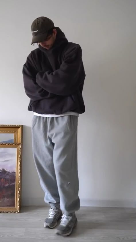 Guy Outfits With Sweatpants, Comfy But Stylish Outfits Men, Comfy Male Outfits Aesthetic, Comfy Men’s Outfits, Men’s Outfit Sweats, Comfortable Outfits For Men, Cozy Fit Men, Chill Style Men, Men Sporty Fashion