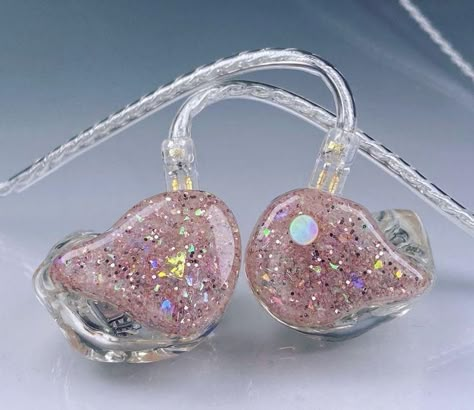 Taylor Swift In Ear Monitor, Aesthetic In Ear Monitors, Pink In Ear Monitors Kpop, Kpop Inear Monitor, Cute In Ear Monitors, In Ears Kpop, In Ears Kpop Shifting, Pink In Ear Monitors, Pink Microphone Aesthetic