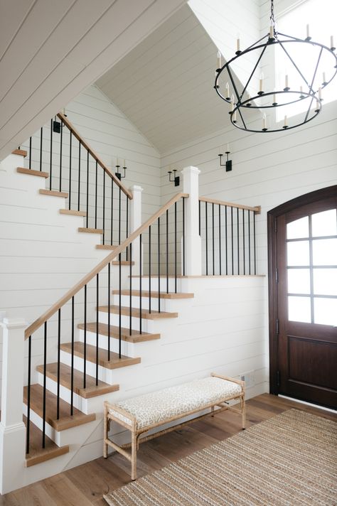 Decoration Cage Escalier, Indoor Stair Railing, Farmhouse Staircase, Farmhouse Stairs, Interior Stair Railing, Stairs Renovation, Wrought Iron Stair Railing, Modern Stair Railing, White Staircase