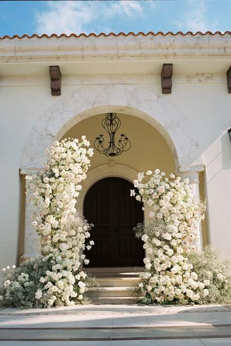 Wedding Isles Outdoor Elegant, All White Ceremony Decor, Modern Outdoor Wedding Ceremony, White Floral Wedding Aisle, Flower Altar Wedding, Outdoor Wedding Flower Decorations, Flower Arch Wedding Ceremony, White Florals Wedding Reception, Wedding Altar Flowers Arrangements