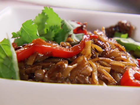 Get this all-star, easy-to-follow Thai Beef with Peppers recipe from Ree Drummond. Thai Beef, Pioneer Woman Recipes, Ree Drummond, Peppers Recipes, Beef Dishes, Asian Dishes, Pioneer Woman, Food Network, Dinner Time