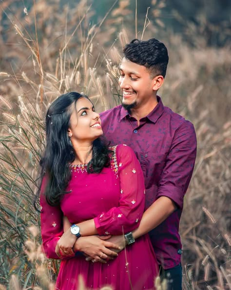 Outdoor Shoot Couple, Prewedding Poses Indian, Couple Pose Outdoor, Priweding Photos Indian, Couple Stills For Photo Shoot, Outdoor Couple Poses, Wedding Outdoor Photoshoot, Couple Stills, Engagement Portraits Poses