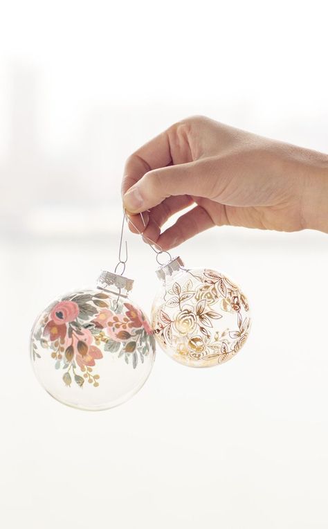 DIY Temporary Tattoo Ornaments | Easy glass ornament craft ideas from @cydconverse Diy Christmas Baubles, Homemade Ornaments, Navidad Diy, Noel Christmas, First Name, Xmas Ornaments, Handmade Ornaments, Ornaments Diy, Christmas Inspiration