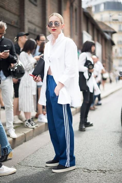 How Street Style Stars and Celebrities Wear Track Pants | POPSUGAR Fashion Adidas Track Pants Outfit, Adidas Street Style, Adidas Pants Outfit, Looks Adidas, Adidas Outfits, Track Pants Outfit, Adidas Hose, Date Night Outfit Summer, Look Adidas