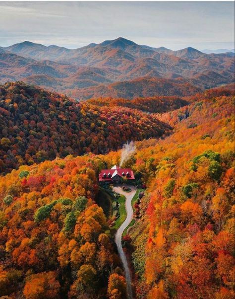 Autumn in the North Carolina mountains Ecological House, North Carolina Mountains, Cabin In The Woods, Autumn Scenery, Blue Ridge Mountains, Travel Usa, Ecology, The Fall, Fall Colors