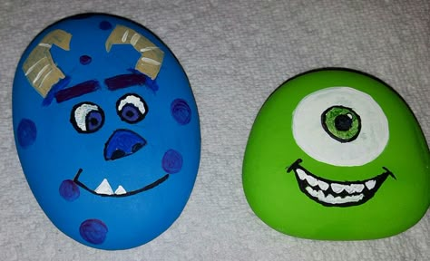 Monsters inc. Painted rocks ...sully and mike... Painting Design Ideas, Rock Painting Tutorial, Rock Painting Ideas, Painted Rocks Kids, Painted Rocks Diy, Rock Painting Ideas Easy, Rock Painting Patterns, Paint Rock, Pet Rocks