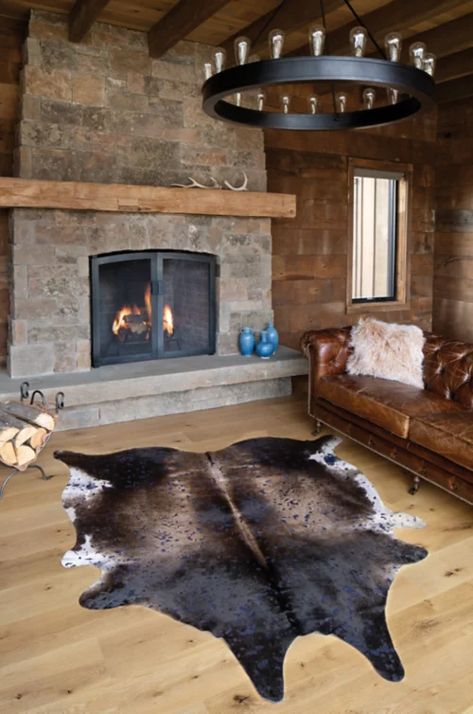 Cowhide Rug Living Room Farmhouse, Room Inspo Modern, Cowhide Rug Living Room, Cowhide Decor, Western Room, Western Living Room, Cabin Rugs, Western Interior, Cabin Vibes