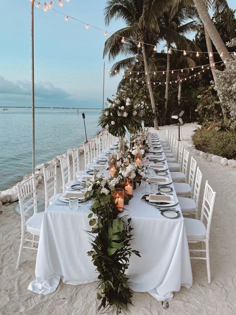 Intamite Wedding Beach, Key West Intimate Wedding, House Compound Ideas, Wedding Beach Dinner, Beach Decor For Wedding, Aesthetic Wedding Beach, Simple Beach Reception Ideas, Beach Wedding White Theme, Small Beach Reception