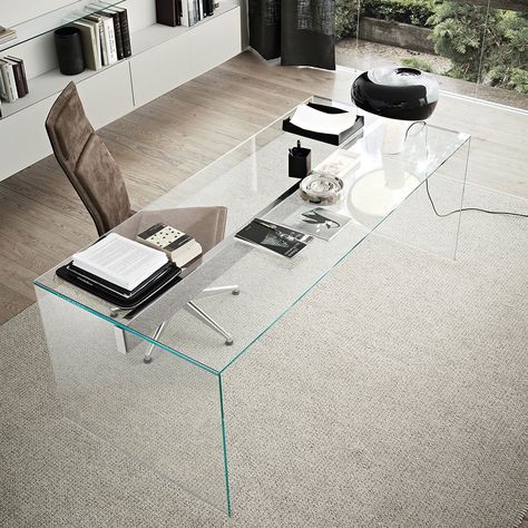 Air Glass Desk by Gallotti & Radice. offered a uniquely luxurious glass desk for working. Available in a large variety of sizes including bespoke size option. Choose from Clear and smoked glass. Glass Home Office, Home Office Table, Contemporary Home Office, Minimalist Office, Glass Home, Glass Desk, Glass Furniture, Office Workspace, Design Del Prodotto