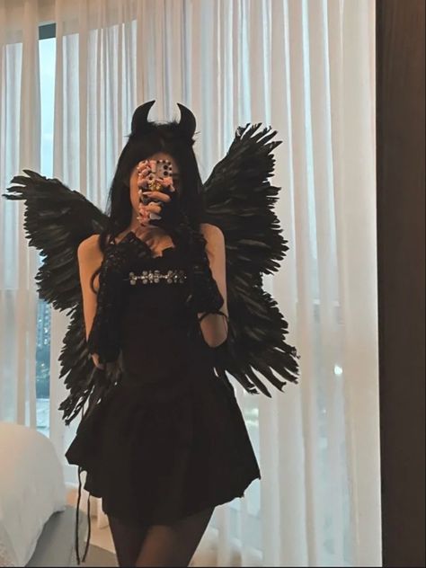 #halloween #halloweencostume #dark #angel Haloween Costums Ideas, Dark Angel Halloween Ideas, Fallen Angles Halloween Costumes, Goth Angel Costume, Dark Angel Makeup Simple, Halloween Costumes Angel Black, Creepy Angel Costume, Dark Angel Costume Aesthetic, Diy Black Angel Costume