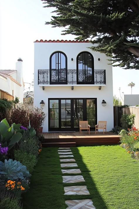 Small House Spanish Style, Beautiful Wooden Houses, California House Exterior Los Angeles, California Mission Style Homes, Spanish Style Small Homes, Small Elegant House, Small House With Balcony, White Spanish House, Spanish Architecture Modern