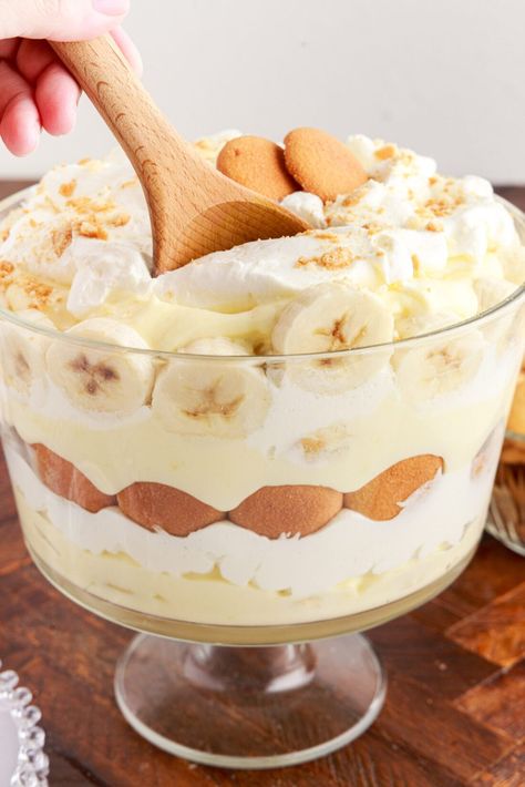 Mini Trifle Desserts, Banana Trifle, Pudding Trifle, Banana Pudding Trifle, Pineapple Dream Dessert, Easy Banana Pudding, No Bake Banana Pudding, Sweet Whipped Cream, Trifle Pudding