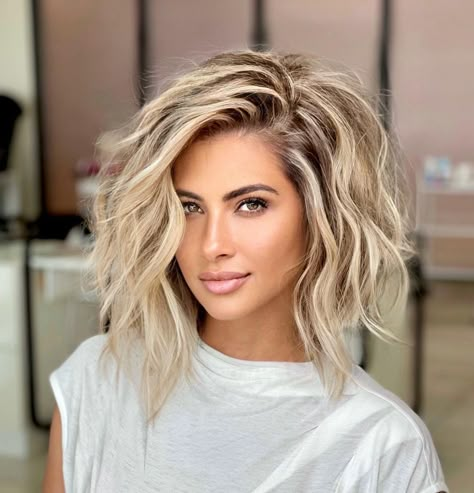 50 Short Blonde Hair Ideas for Your New Trendy Look in 2021 Blonde Hair With Roots, Layered Haircuts For Women, Blonde Wavy Hair, Dark Roots Blonde Hair, Human Wigs, Haircut Styles, Short Layered Haircuts, Penteado Cabelo Curto, Short Hairstyle