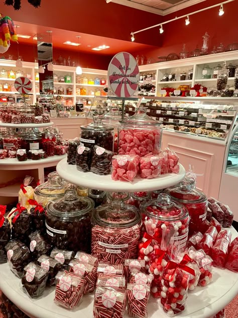 Small Candy Store Design, Christmas Candy Store, Grocery Photo, Christmas Candy Shop, Chocolate Store Design, Candy Store Design, Candy Store Display, Candy Room, Bulk Candy Store