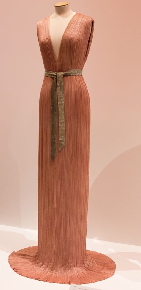 Fortuny pink pleated "Delfos" gown Fortuny Dress, Fortuny Delphos, Modern Gowns, Fortuny Pleats, Rome Fashion, Mariano Fortuny, September Fashion, Madame Gres, Historical Clothes