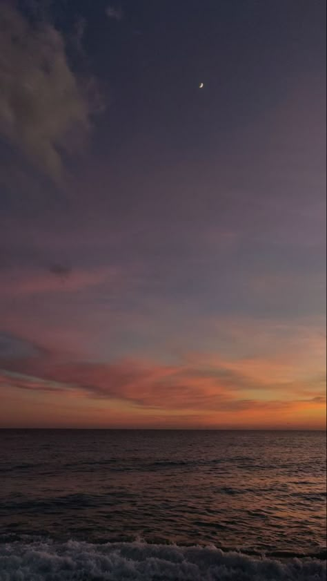 Moon And Sunset Wallpaper, Sea And Sunset Aesthetic, Beach Aesthetic Lockscreen, Sunset Skies Aesthetic, Beach Moon Wallpaper, Peaceful Wallpaper Aesthetic, Sunset Background Aesthetic, Ocean Aesthetic Sunset, Ocean Sunset Wallpaper