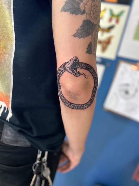 Ourbourous Snake, Snake Oroboros Tattoo, Oubourous Tattoo, Orobourous Tattoo, King Snake Tattoo, Snake Circle Tattoo, Ourbourous Tattoo, Jormungandr Tattoo, Ouroboros Art