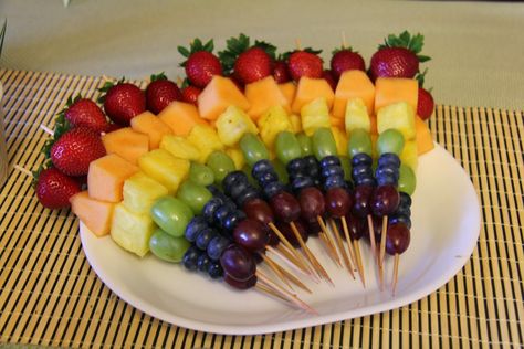 Thrift and Shout: Monkey Themed Baby Shower; Fruit Kabobs Baby Shower Fruit, Fruit Kebabs, Fruit Platter Designs, Resep Salad, Decorações Com Comidas, Fruit Kabobs, Strawberries Blueberries, Party Food Buffet, Catering Ideas Food