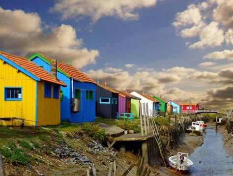 La route des huîtres et ses chenaux ostréicoles : La route des huîtres, un lieu authentique et naturel aux paysages uniques entre chenaux, cabanes et claires ostréicoles. Les haltes sont nombreuses dans les cabanes pour découvrir le monde ostréicole et y déguster des huîtres. Beach Architecture, Boat Art, Media Images, Diy Art Painting, Beach House, Boats, Cabin, France, Boutique