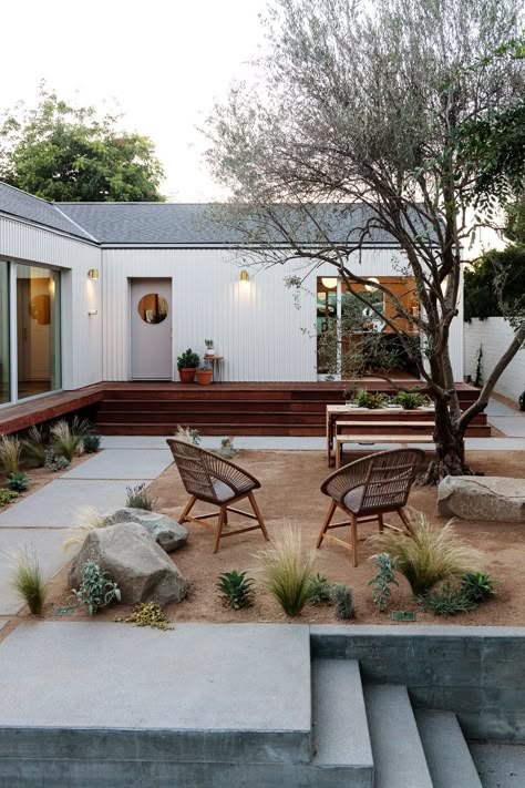 courtyard | dwell Front Courtyard, Patio Garden Design, Casa Exterior, Courtyard House, Backyard Inspo, Los Angeles Homes, Home Exterior, Backyards, Backyard Design