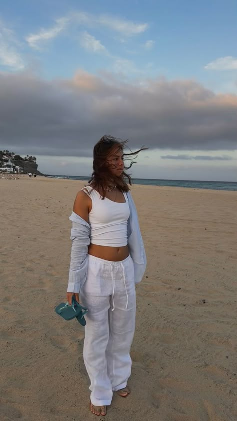 Comfy Beach Outfit Cold, Beachy Cold Weather Outfit, Windy Beach Outfit, Chilly Beach Outfit, Cold Cruise Outfits, Cold Weather Beach Outfit, Winter Beach Outfit Cold, Beachy Winter Outfits, Beach Outfit Winter