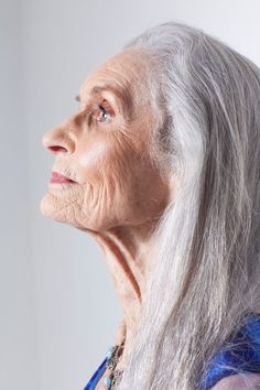 Daphne Self, 85, is a model – she was re-discovered at the age of 70, when she was newly widowed. She is signed to a major agency and works all over the world, helping to change the perception of older women in the fashion industry. Daphne Selfe, Face Model, 얼굴 드로잉, 얼굴 그리기, Old Faces, Advanced Style, Ageless Beauty, Old Woman, Aging Beautifully