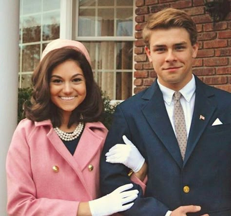 John & Jackie Kennedy Riverdale Couple Costumes, Famous Couple Costume Ideas, Engaged Couple Halloween Costumes, Famous Mom Costumes, Jackie O Halloween Costume, Famous Couple Halloween Costumes, Famous Duos Costumes, Famous Halloween Costumes, Famous Couples Costumes