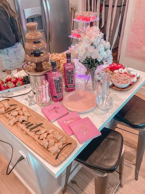 Apartment Bday Decorations, 21st Birthday Ideas Pink And Gold, 21st Birthday Home Party Ideas, 21st Birthday Airbnb Ideas, Places To Go For A Birthday Party, 21 Birthday Food Ideas, 21 Birthday Set Up, 21st Birthday Ideas Food, 21st Birthday Snacks