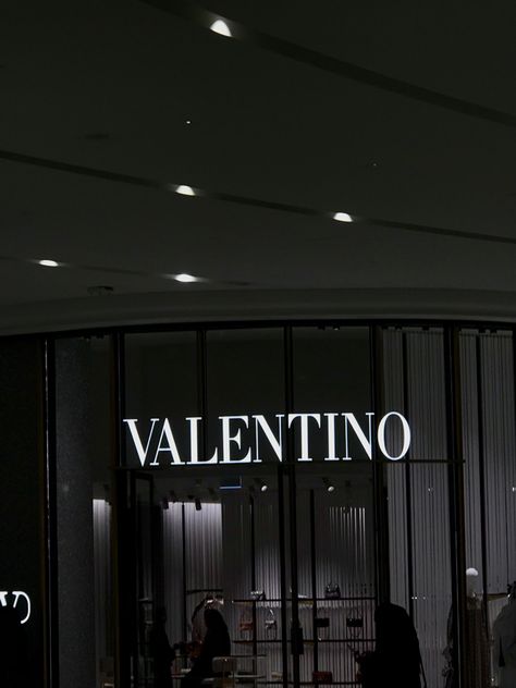 Dark Expensive Aesthetic, Valentino Wallpaper, Luxury Brands Aesthetic Wallpaper, Valentino Aesthetic, Expensive Aesthetic, Rich Vibes, Dark Feminine Aesthetic, Valentino Black, Luxury Lifestyle Dreams