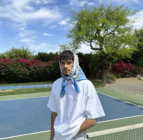 Omar Apollo Outfits, Omar Apollo Concert Outfit, Guy Coachella Outfits, Omar Apollo Aesthetic, Omar Love, Coachella Outfit Men, Scarf Fashion Outfit, Boys Aesthetic Outfits, Apollo Aesthetic