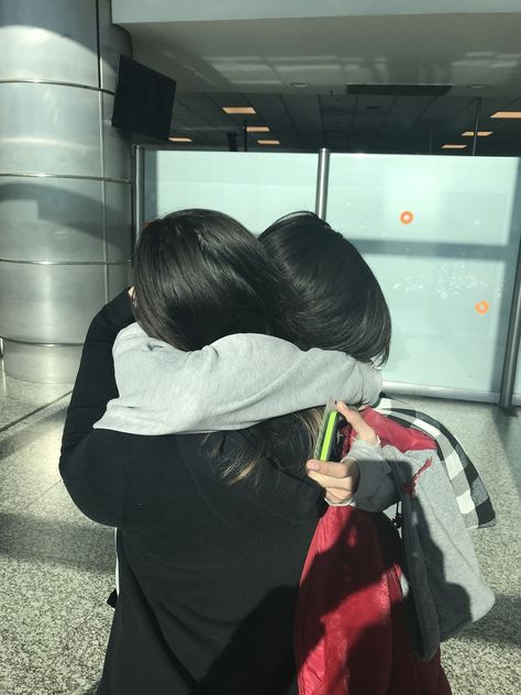 Best Friend Hug, Friends Hugging, You Are My Moon, Bff Poses, Airport Pictures, Korean Best Friends, Internet Friends, Best Friends Shoot, Friend Poses Photography