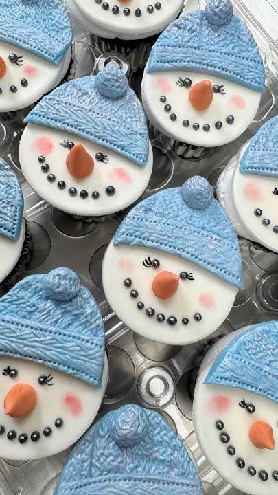 Topper Tuesday: snowwomen cupcakes The Creator