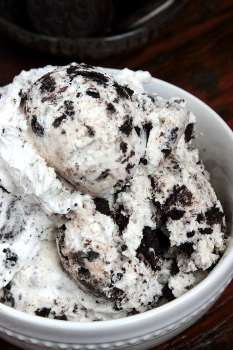 Cookies and Cream Ice Cream - No Machine Required - Big Bear's Wife Cookies And Cream Ice Cream, Pizza Roll, Easy Ice Cream Recipe, Cream Ice Cream, Yummy Ice Cream, Easy Ice Cream, Cookies N Cream Cookies, Ice Cream Cookies, Think Food