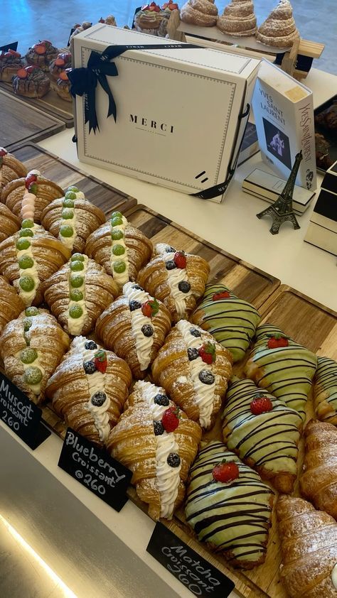 Pastry Shop Ideas, Aesthetic Pastries, Pastries Aesthetic, Aesthetic Croissant, Bakery Food, Catering Ideas Food, Food Babe, Food Displays, Dessert Shop