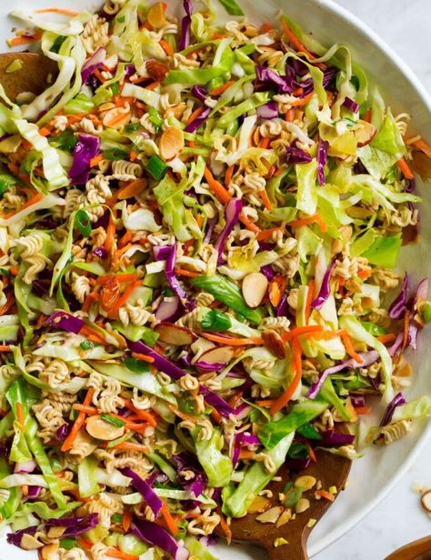 Top Roman Noodles Recipes, Raman Salad, Ramen Cabbage Salad, Salad Week, Ramon Noodles, Asian Ramen Noodle Salad, Chinese Coleslaw, Asian Salads, Asian Ramen