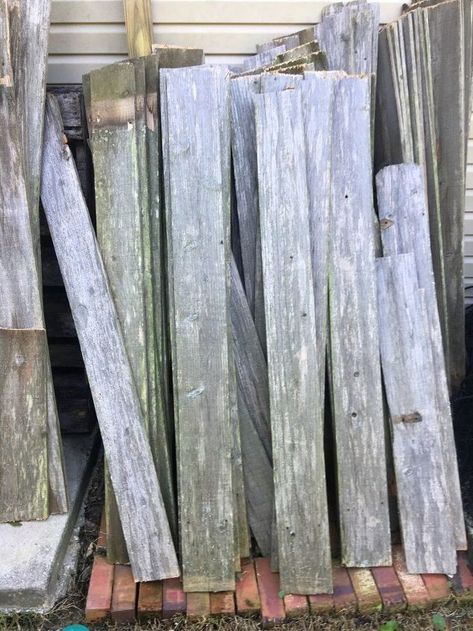 Reuse Fence Panels, Old Fence Board Projects, Fence Board Crafts, Picket Fence Decor, Picket Fence Crafts, Old Fence Wood, Old Wooden Fence, Cedar Fence Boards, Wood Plank Wall