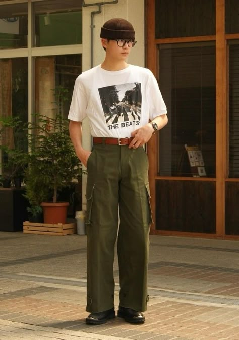 Mens Wide Pants Outfit, 90s Japanese Streetwear Men, Normal Outfits Simple Men, City Boy Style Summer, Graphic Tee Mens Outfit, 90s Japanese Street Fashion Men, Japanese Street Fashion Men Summer, Japanese Man Outfit, Green Top Outfit Men