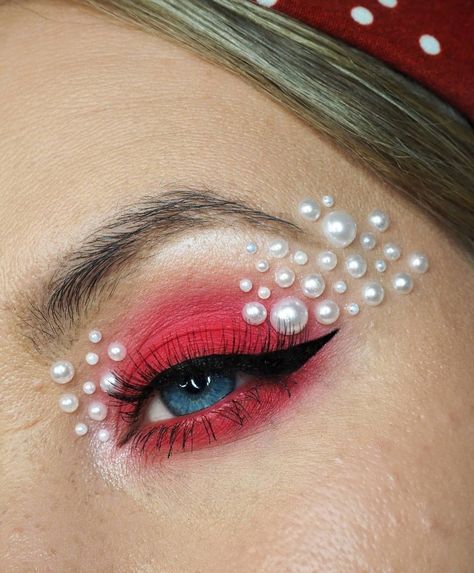 Eye makeup/ eye shadow looks/ red Red Mermaid Makeup, Mermaid Inspiration, Red Eye Makeup, Hijab Drawing, Crystal Makeup, Rhinestone Makeup, Red Mermaid, Taylor Swift Tour, Eyes Wide Shut