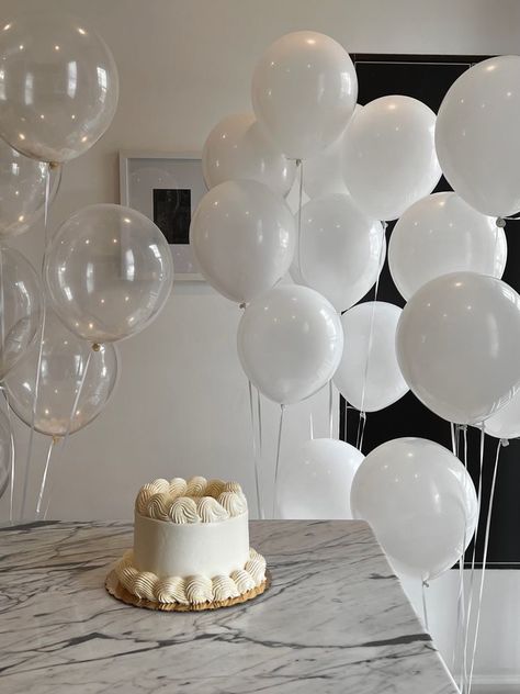 25 Birthday Aesthetic, White Birthday Aesthetic, Birthday Decoration Ideas Aesthetic, Minimal Birthday Decor, Aesthetic Bday Party, Modern Party Decorations, Trendy Party Decor, Simple Birthday Decorations, Cute Birthday Pictures