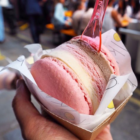 Macaron Ice Cream Sandwich, Chocolate Macaroons, Jason Lee, Eton Mess, Frozen Yoghurt, Food Trends, Ice Cream Sandwich, Sunday Brunch, How Sweet Eats