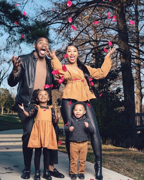 Black Bride™ "After the Aisle" on Instagram: “Happy Saturday!! How are you all spending this weekend of love?! . . . . Repost from @gerrijphillips  Photo: @ricoimages  #aftertheaisle…” Glam Family Photoshoot, Fall Photoshoot Family, Family Christmas Pictures Outfits, Fall Family Outfits, Family Photoshoot Ideas, Christmas Pictures Outfits, Photoshoot Outfit Ideas, Family Portrait Outfits, Fall Photo Shoot Outfits