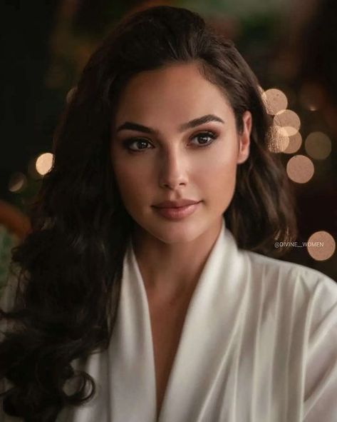 divine women on Instagram: “Gal Gadot as wonder woman 🦸🏻‍♀️” Gal Gabot, Gal Gardot, Elisabeth Shue, Gal Gadot Wonder Woman, Smink Inspiration, Elizabeth Hurley, Michelle Rodriguez, Farrah Fawcett, Raquel Welch