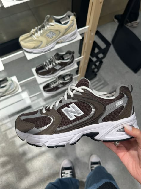 New Balance 530 Brown Outfit, New Balance Brown Shoes, New Balance Shoes Brown, New Balance 530 Brown, Aesthetic Sneakers For Women, Fall Shoes Aesthetic, Brown New Balance Shoes, New Balance Aesthetic, 530 New Balance