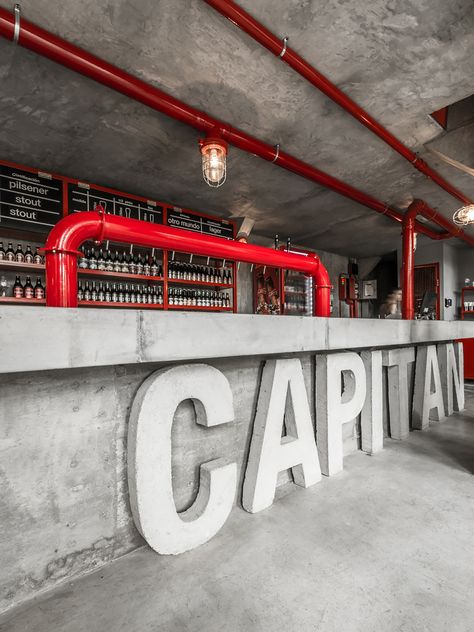 Capitán Central Brewery / Guillermo Cacciavillani.Bar Makers Meja Industrial, Brewery Design, Vintage Loft, Industrial Apartment, Nightclub Bar, Pub Design, Industrial Bedroom, Industrial Livingroom, Industrial Bar