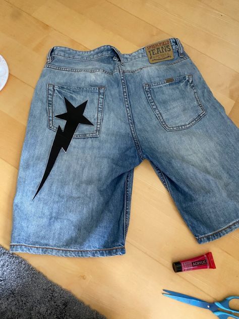 #Bape #Bapestar #Bapes #pants #jorts #craft #diy #paint #paintclothes #star #flash #acrylicpainting Jean Shorts With Designs, Diy Custom Clothes Ideas, Jean Short Painting Ideas, Painted Jorts Ideas, Painting Shorts Ideas, Designs To Draw On Pants, Diy Jorts Y2k, Diy Jean Designs, Designs On Jorts