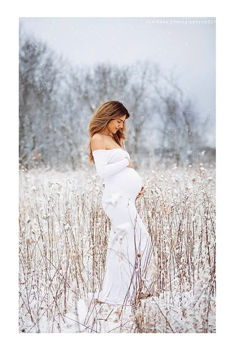 Couples Maternity Pictures Winter, Snow Maternity Photos, Winter Pregnancy Photoshoot, Outdoor Maternity Pictures, Reveal Photoshoot, Winter Maternity Pictures, Winter Maternity Shoot, Maternity Photography Winter, Maternity Winter