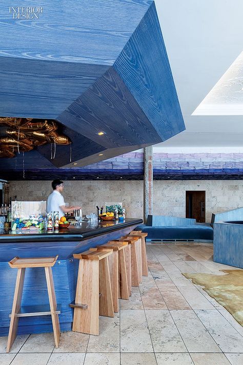 Aluminum accents the oak of the custom stools at the lobby’s bar, topped in Italian marble| Garden designer Sean Knibb takes on his first hotel in LA. See more at: www.interiordesig... #InteriorDesignMagazine #InteriorDesign #design #LA #SeanKnibb #hotel #architecture #interiordesign Bar Counter Design, Interior Landscape, Bar Inspiration, Garden Designer, Hotel Interior Design, Landscape Garden, Bar Interior, Retro Interior, Bar Design Restaurant